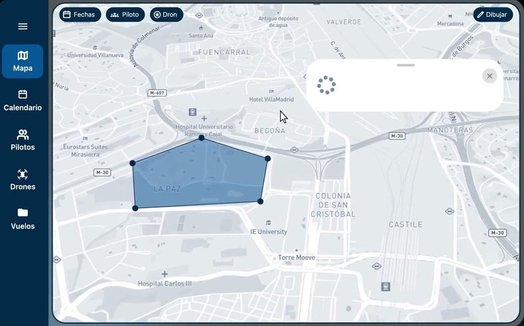 Interfaz de Skai Permit: mapa con la zona de una operación dibujada y el menú de mapa, calendario, pilotos, drones y vuelos